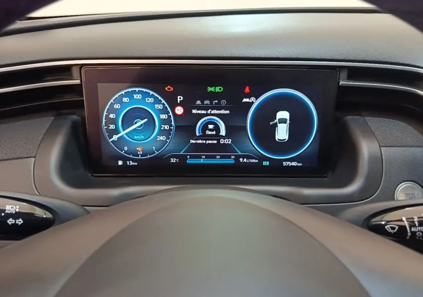 Vue rapprochée du tableau de bord numérique du Hyundai Tucson 2021, affichage digital clair et moderne.