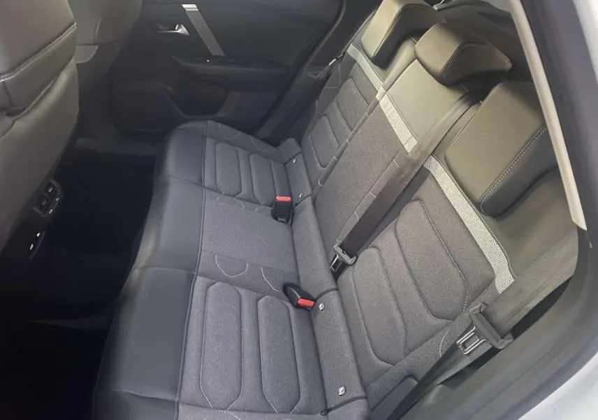 Vue intérieure côté droit des sièges arrière gris et noir de la Citroën C4 blanche de 2021.
