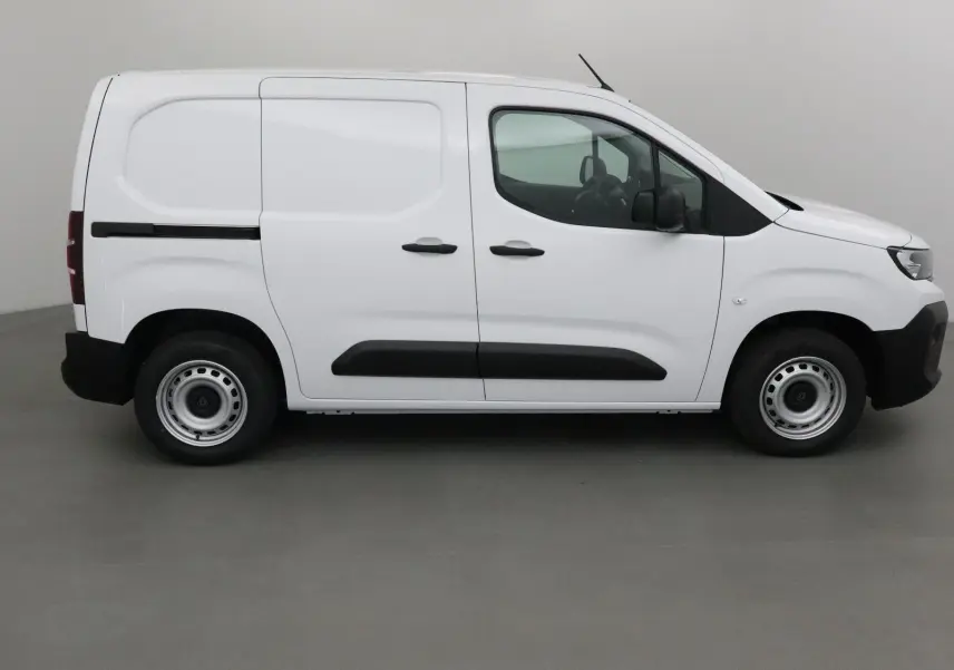 Vue de profil côté droit d’un utilitaire blanc Peugeot Partner 2025 avec portes coulissantes et protections noires.