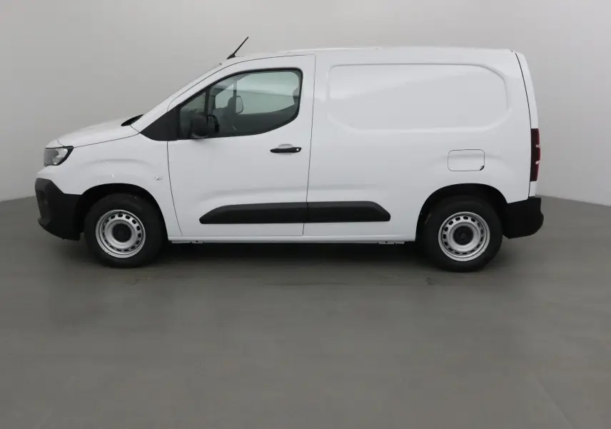 Vue de profil côté gauche d’un Peugeot Partner blanc 2025, fourgon compact avec protections noires sur les portières.