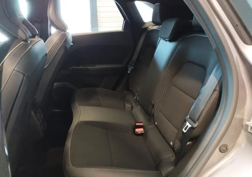 Vue intérieure côté droit des sièges arrière noirs du Renault Symbioz 2025, avec ceintures et appuie-têtes visibles.