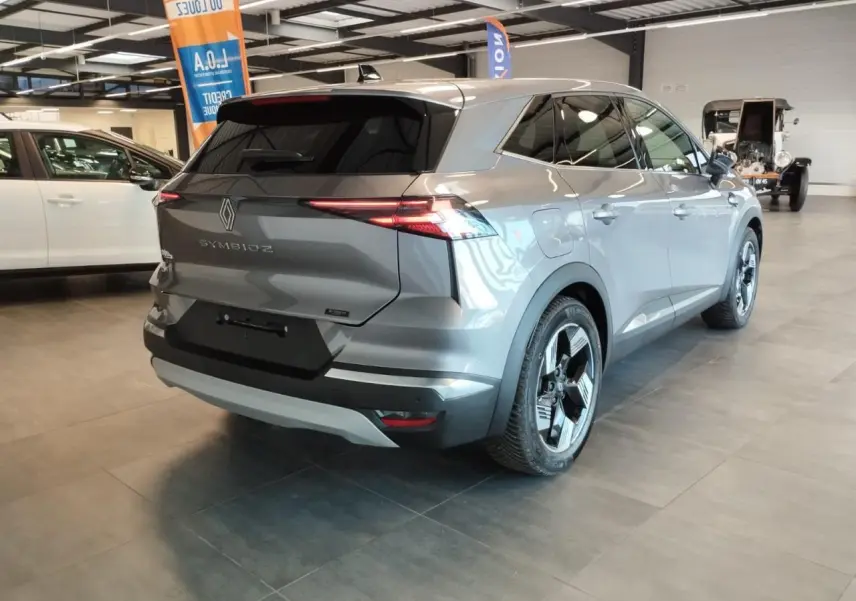 Vue 3/4 arrière droite du Renault SYMBIOZ gris Cassiopée avec jantes 18 pouces Gravity en showroom.
