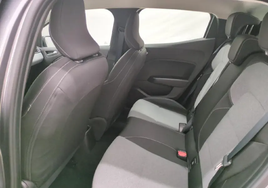 Vue intérieure côté gauche des sièges arrière gris et noirs de la Renault Clio 1.0 Tce 90 2024 avec appuis-têtes réglables.