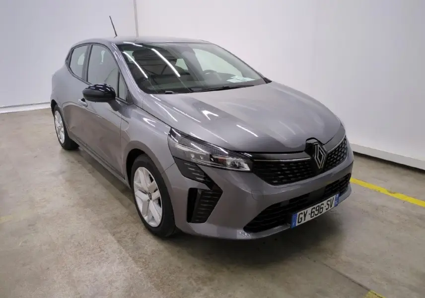 Renault Clio 2024 gris foncé vue 3/4 avant avec calandre noire et jantes alliage argentées.