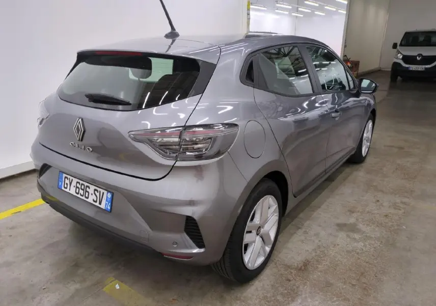 Vue 3/4 arrière droite d'une Renault Clio 2024 gris foncé avec feux arrière LED et jantes alliage.