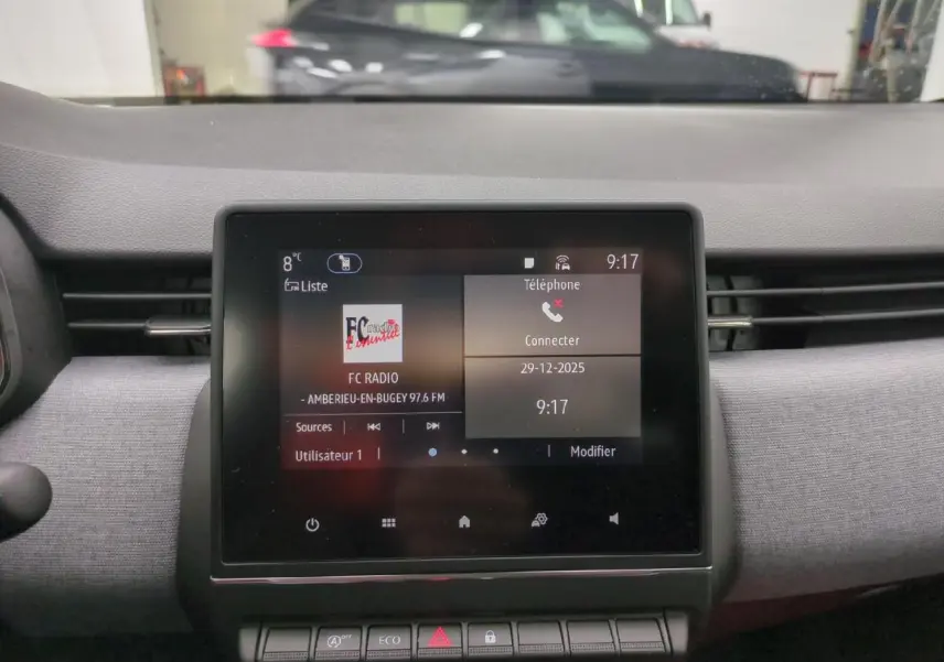 Vue rapprochée de l’écran tactile central de la Renault Clio 2024, avec tableau de bord gris et aérateurs latéraux.