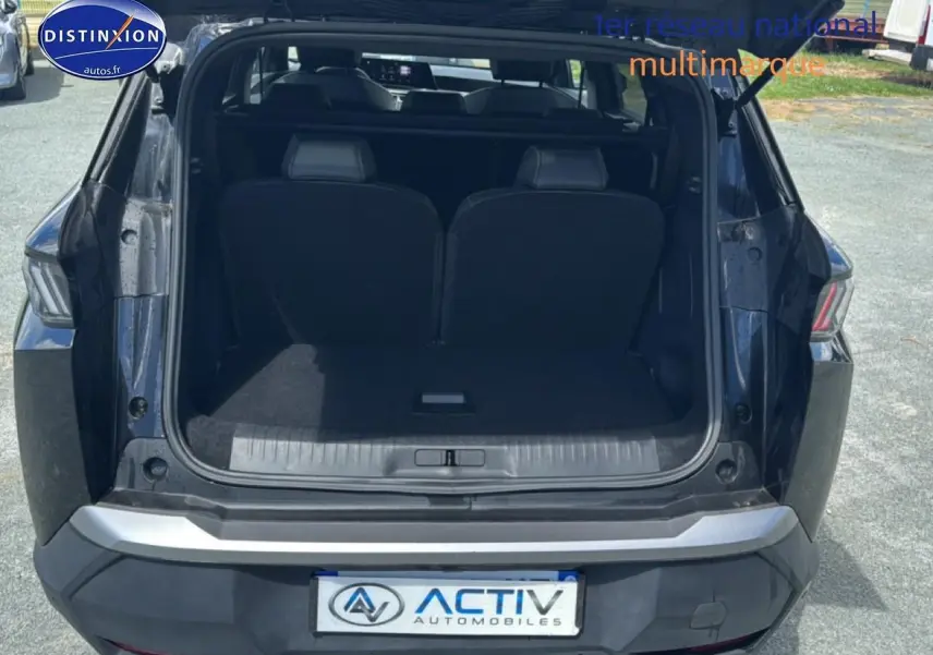 Peugeot 5008 Hybrid 145 allure noir vu de l'arrière avec coffre ouvert et sièges rang 3 visibles.