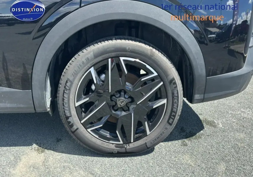 Gros plan sur la roue arrière droite noire avec jante alu au design moderne du Peugeot 5008 Hybrid 145 allure e-dcs6 noir.