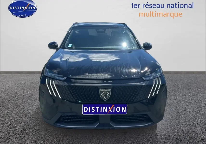 Vue frontale d'un Peugeot 5008 noir 2025 avec feux LED distinctifs et calandre imposante.