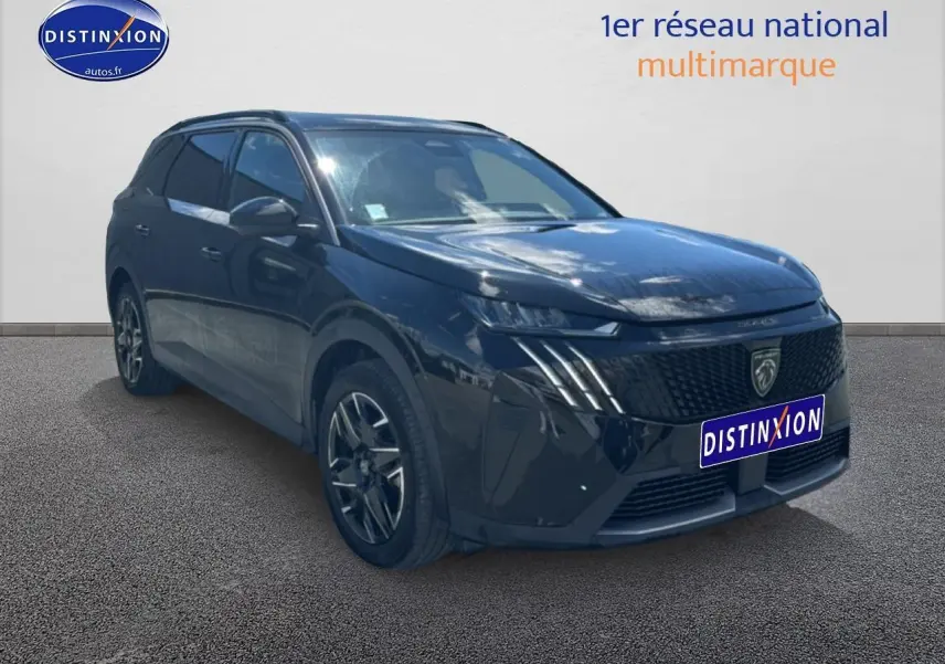 Peugeot 5008 Hybrid 145 allure e-dcs6 noir en 3/4 avant droit avec calandre distinctive et jantes alu.