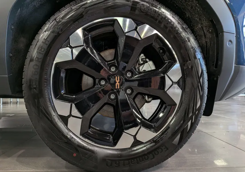 Gros plan sur la jante noire et argentée du Dacia Bigster Bleu Indigo, mettant en valeur son design géométrique moderne.