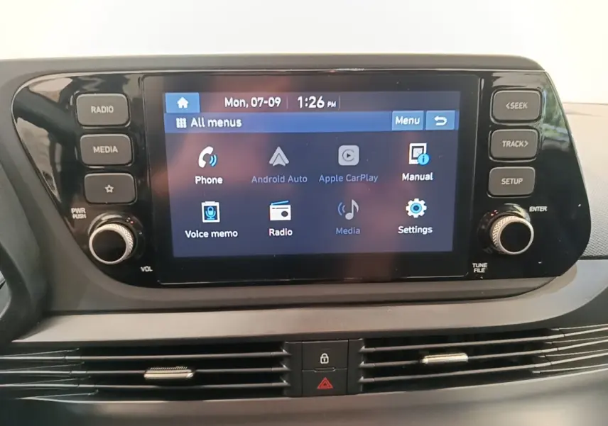 Écran tactile central du tableau de bord Hyundai Bayon 2024 affichant les options Android Auto et Apple CarPlay.