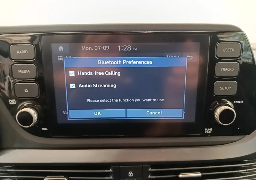 Écran tactile central de la Hyundai Bayon 2024 affichant les préférences Bluetooth pour appels mains libres et streaming audio.