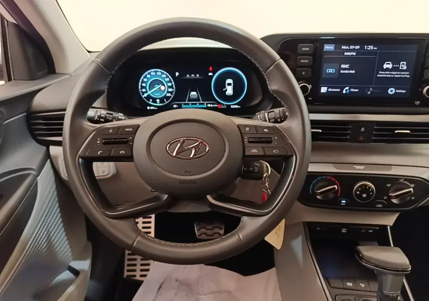 Vue intérieure centrée sur le volant cuir multifonctions et le tableau de bord digital du Hyundai Bayon 2024.