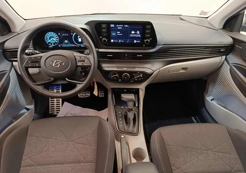 Intérieur de la Hyundai Bayon 2024 vu de face, tableau de bord moderne avec écran tactile et volant multifonctions noir.