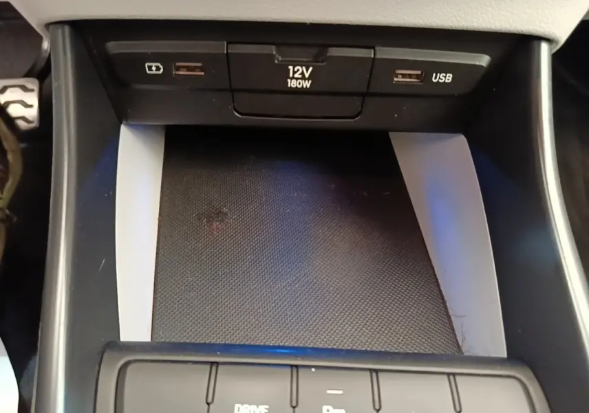 Vue rapprochée de la console centrale noire du Hyundai Bayon 2024, avec ports USB et prise 12V visibles.