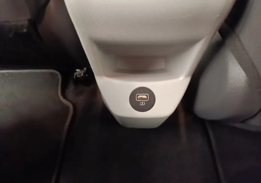 Prise USB arrière intégrée au bas de la console centrale, intérieur noir et gris du Hyundai Bayon 2024.