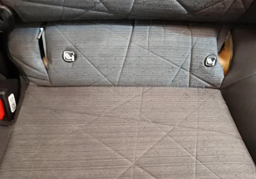 Vue rapprochée de la banquette arrière grise du Hyundai Bayon 2024 avec fixations Isofix visibles.