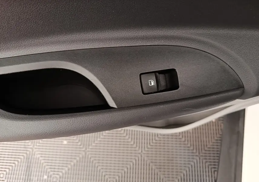 Gros plan sur la commande de verrouillage de porte côté conducteur de la Hyundai Bayon blanche 2024.