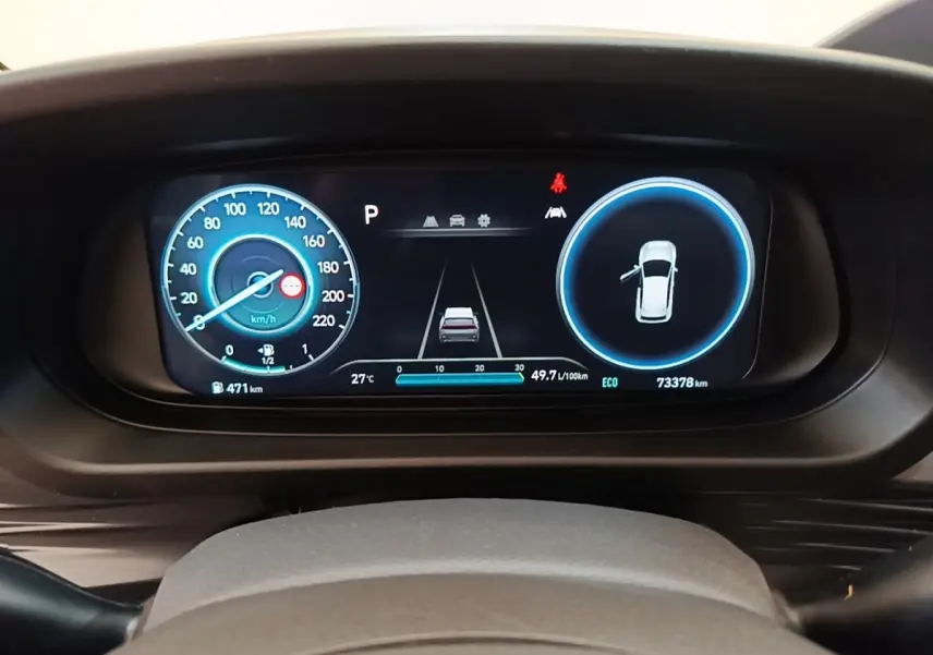 Combiné d'instruments numérique du Hyundai Bayon 2024 affichant vitesse, consommation et porte ouverte, vue frontale.
