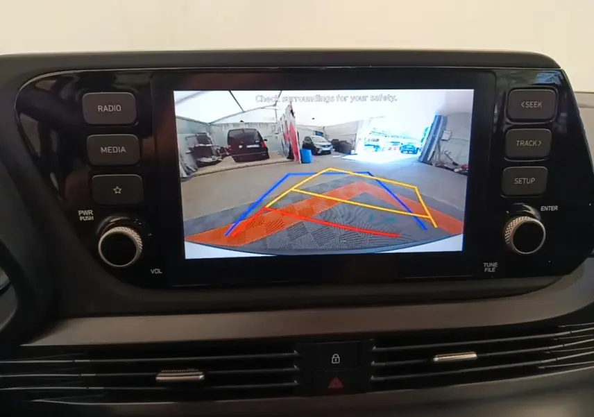 Écran tactile central montrant la caméra de recul avec guidage coloré dans un Hyundai Bayon 2024 blanc.