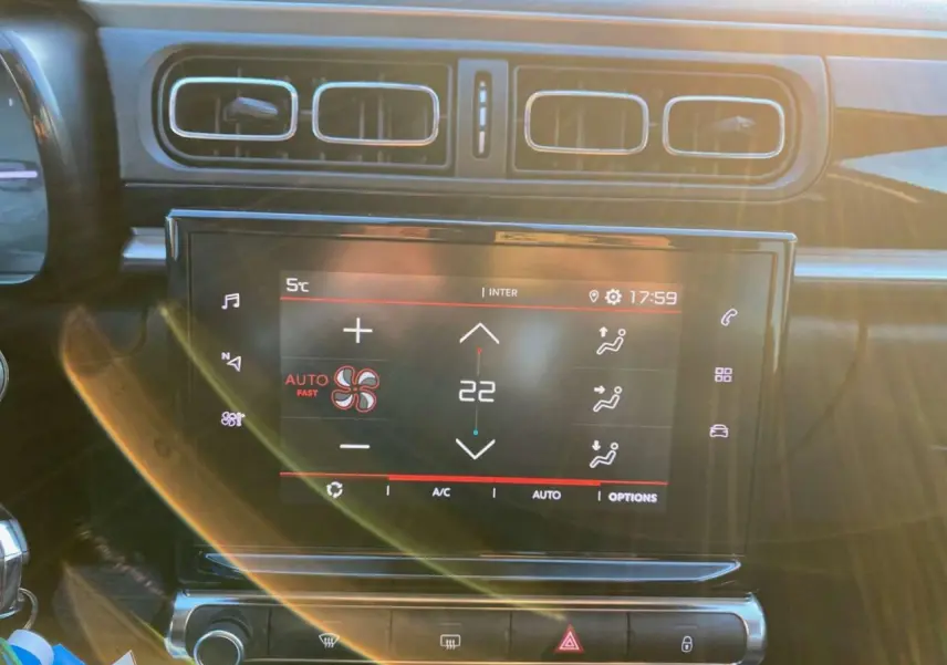 Écran tactile central de la Citroën C3 Shine 2023 affichant la climatisation automatique à 22°C avec aérateurs en haut.