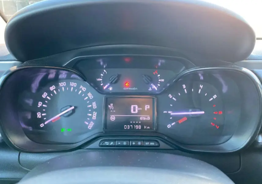 Vue rapprochée du tableau de bord digital de la Citroën C3 Shine 2023, affichant 37 198 km et indicateurs allumés.