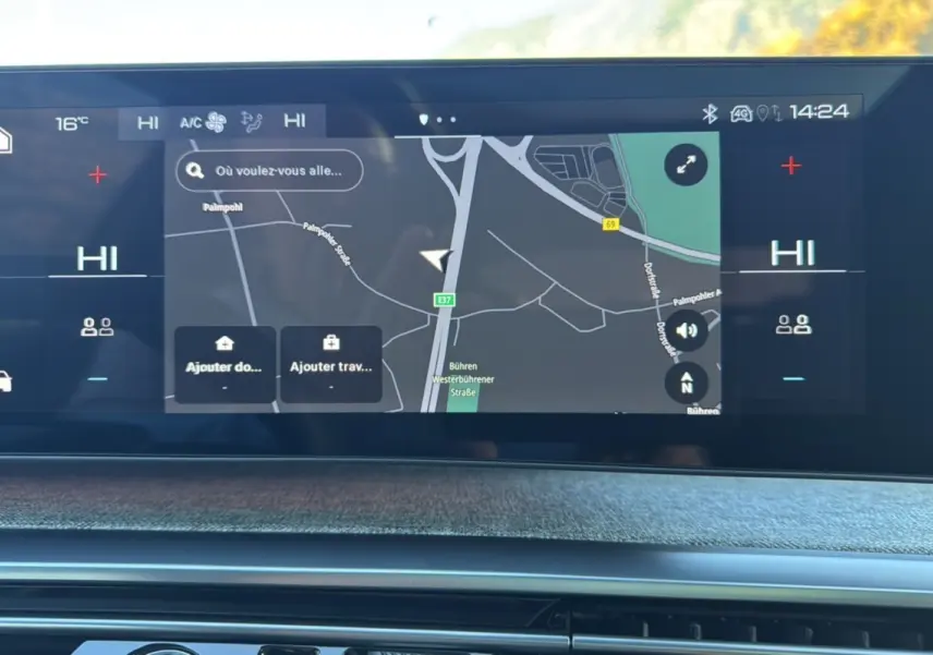 Écran tactile central du tableau de bord du Peugeot 3008 Hybrid 2024 affichant la navigation et la climatisation.