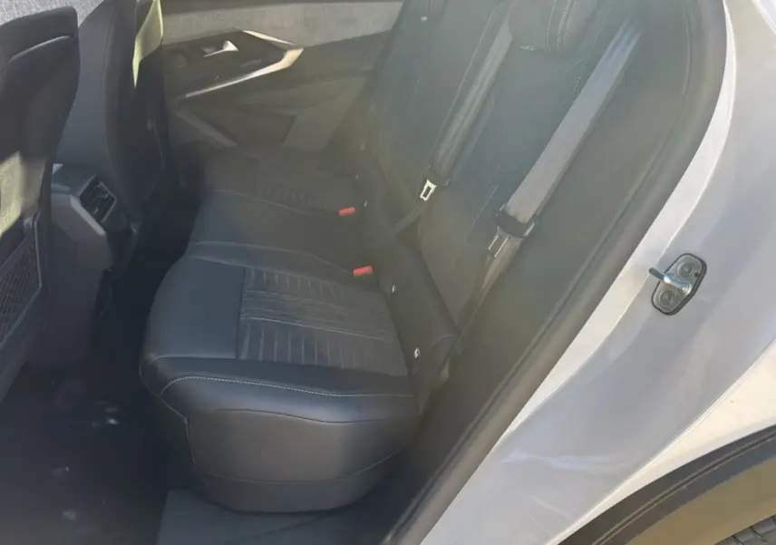 Vue côté gauche de la banquette arrière en cuir noir du Peugeot 3008 Hybrid 136 GT Plus blanc okénite 2024.