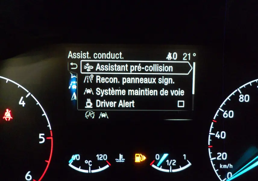 Tableau de bord du Ford Grand Tourneo Connect 2020 montrant les aides à la conduite et jauges éclairées.