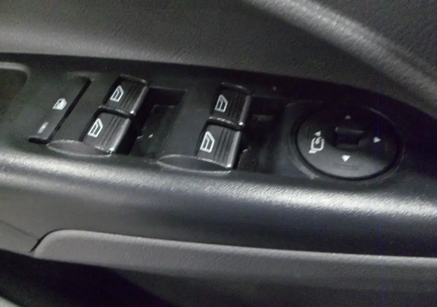 Gros plan sur les commandes des vitres et rétroviseurs électriques côté conducteur du Ford Grand Tourneo Connect 2020.