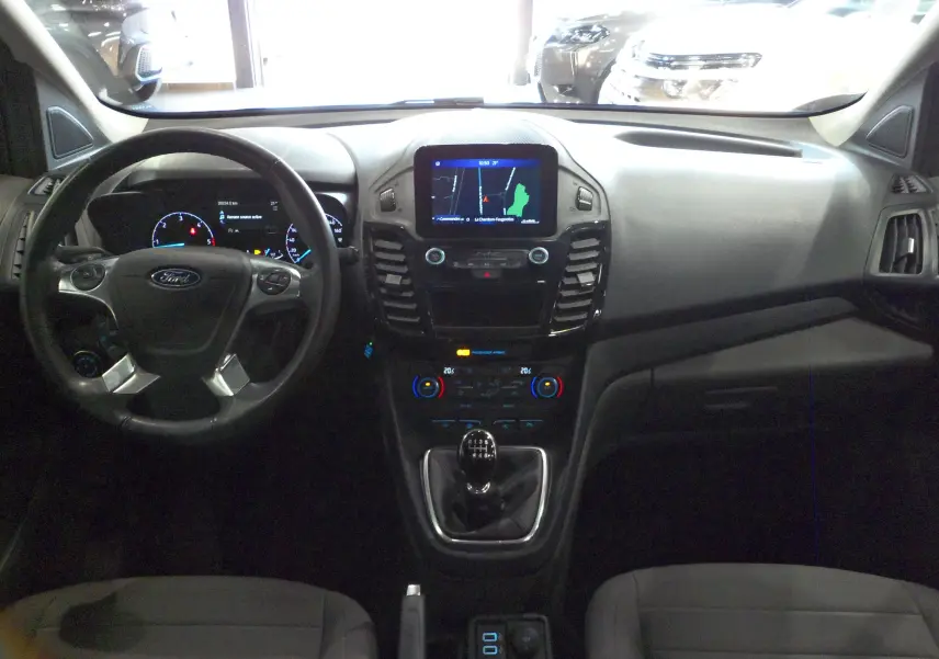 Intérieur du Ford Grand Tourneo Connect gris Magnetic 2020, vue frontale du tableau de bord avec écran tactile et boîte manuelle.