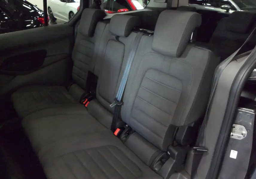 Banquette arrière en tissu gris du Ford Grand Tourneo Connect 2020, vue côté droit avec ceinture de sécurité visible.