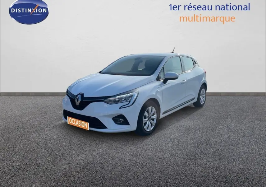 Renault Clio blanche vue en 3/4 avant droit, avec phares LED et logo distinctif sur calandre noire.