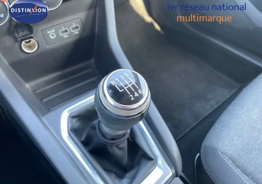 Le levier de vitesse manuel de la Renault Clio Air Nav Blue dCi 85, avec prises USB et console noire vue de dessus.