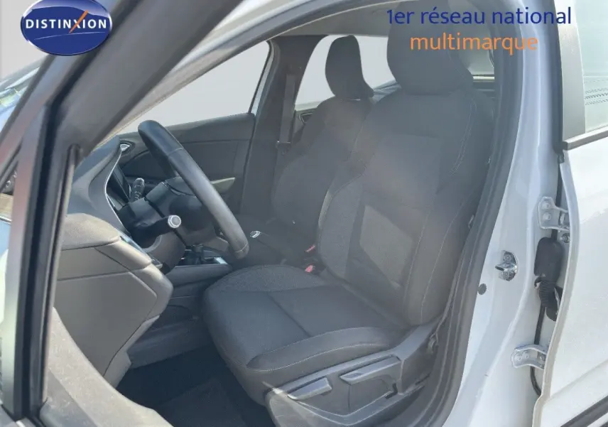 Vue côté gauche intérieur de la Renault Clio blanche 2020 montrant les sièges avant en tissu noir et le volant multi-fonctions.