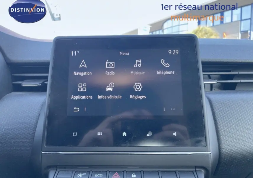 Écran tactile central affichant le menu multimédia dans l’habitacle d’une Renault Clio blanche de 2020.