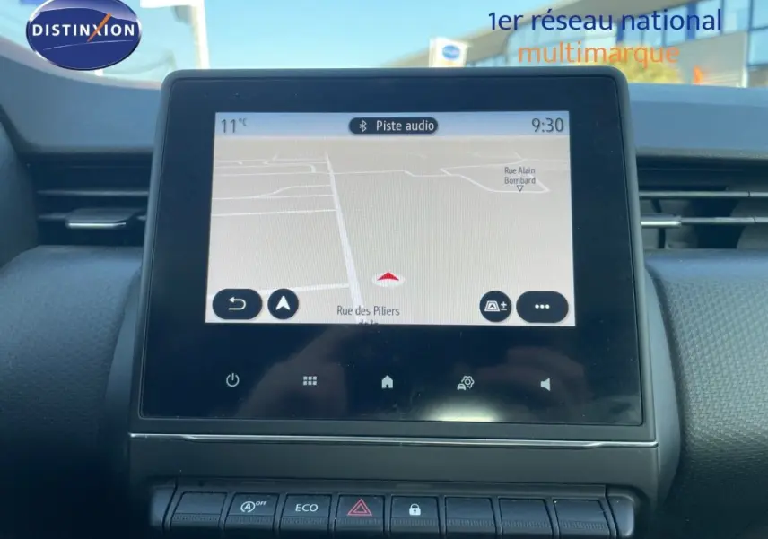 Écran tactile central affichant la navigation 3D dans l'habitacle d'une Renault Clio blanche de 2020.