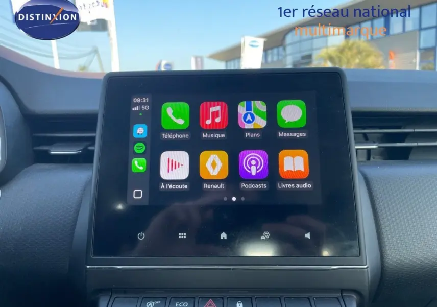 Écran tactile central de la Renault Clio 2020 affichant les applications de navigation et multimédia en intérieur.