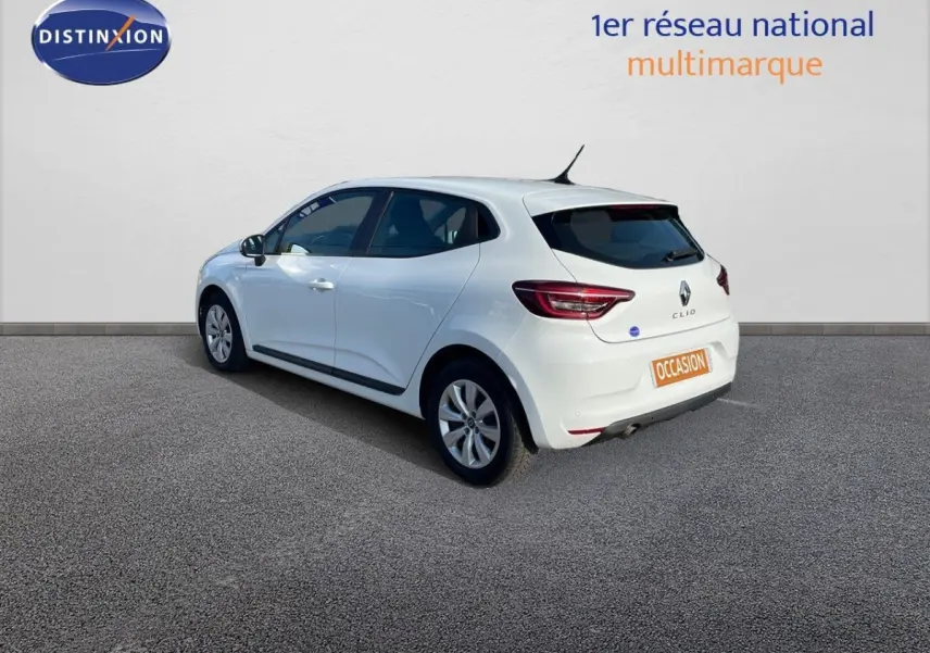 Renault Clio blanche vue en 3/4 arrière droit, avec feux arrière LED et jantes alliage simples.