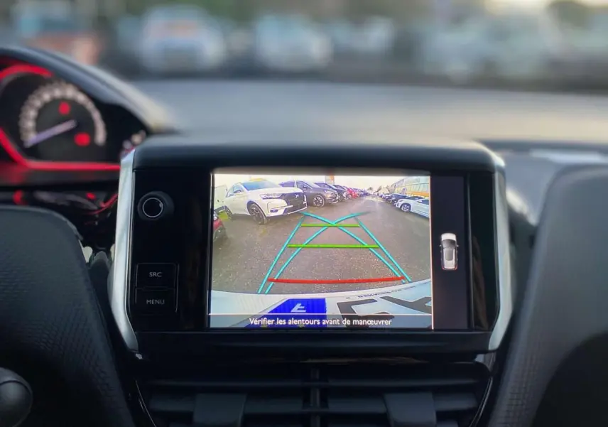 Écran de caméra de recul dans Peugeot 2008 blanc 2016 GT Line, vue intérieure du tableau de bord avec guidage de trajectoire.
