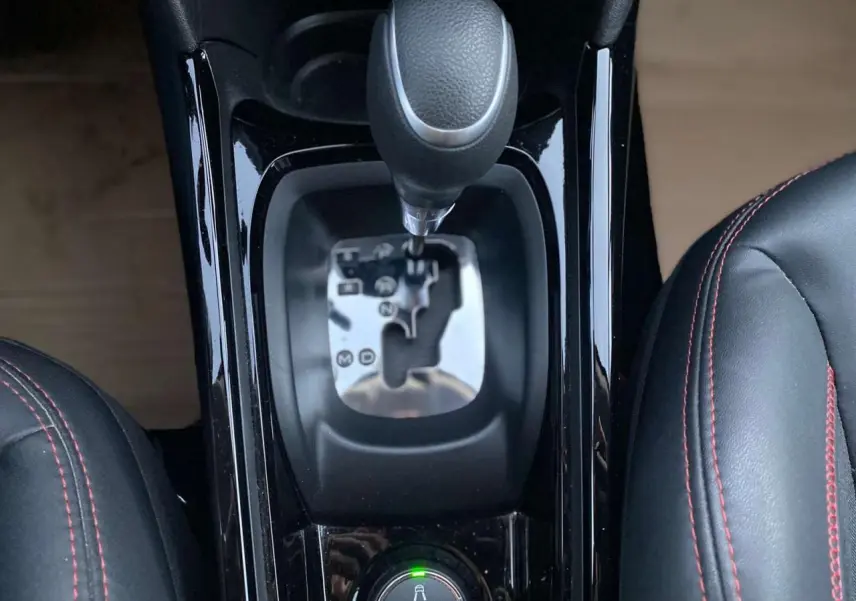 Vue rapprochée du levier de vitesses automatique et des sièges noirs avec surpiqûres rouges du Peugeot 2008 GT Line blanc 2016.