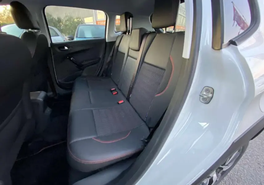 Intérieur arrière du Peugeot 2008 blanc 2016, vue côté droit sur les sièges noirs avec surpiqûres rouges.