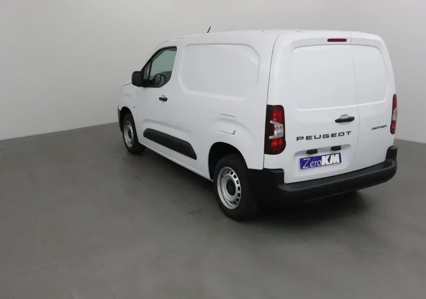 Vue 3/4 arrière droite d’un utilitaire Peugeot Partner blanc avec portes arrière pleines et pare-chocs noirs.