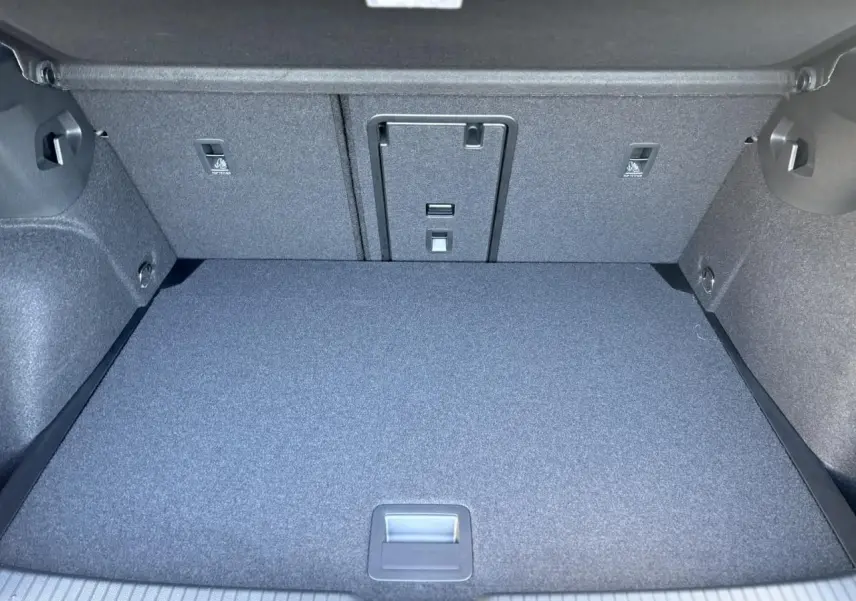 Vue intérieure du coffre spacieux et propre de la Volkswagen Golf VIII gris Dauphin, sans chargement visible.