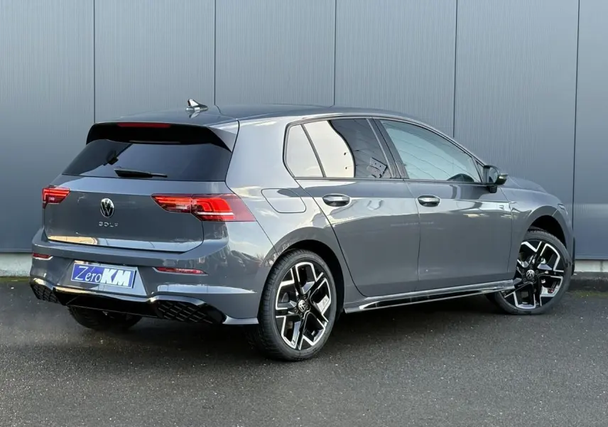 Volkswagen Golf VIII gris dauphin vue 3/4 arrière droit avec jantes alliage 18" York et toit ouvrant panoramique.