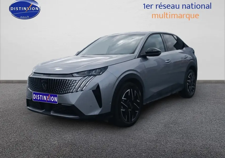 Peugeot 3008 gris artense en 3/4 avant droit, mettant en valeur sa calandre distinctive et ses jantes alu noires.