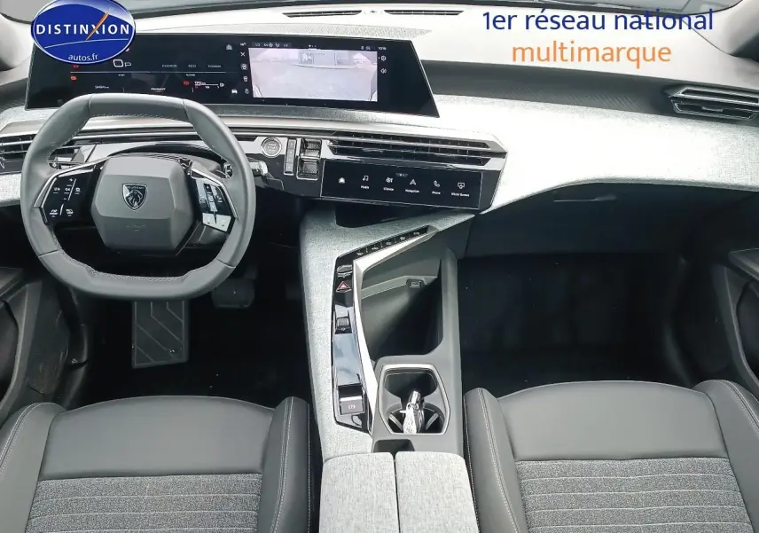Vue intérieure avant du Peugeot 3008 2025 gris artense, avec volant multifonction, écran tactile et console centrale moderne.