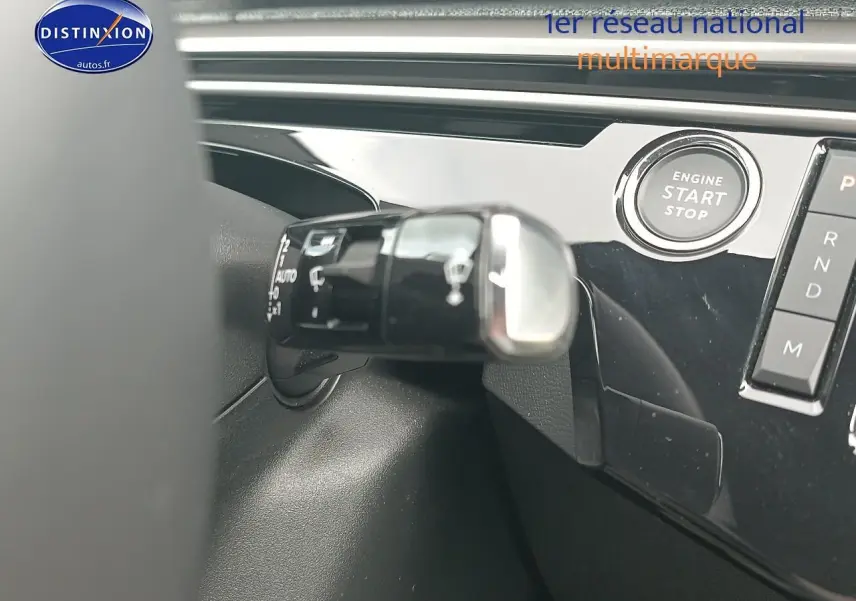 Gros plan sur la commande d’essuie-glace et le bouton start/stop du tableau de bord du Peugeot 3008 gris Artense.