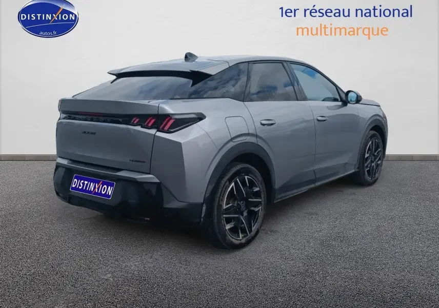 Peugeot 3008 gris artense en 3/4 arrière droit, avec feux arrière LED et jantes alliage noires.